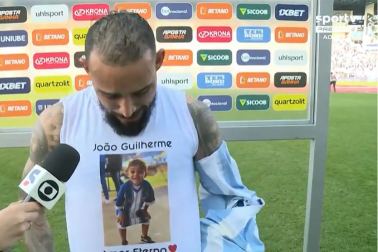 Natanael, do Avaí, se emociona após dedicar gol ao filho Foto: Reprodução/SporTV