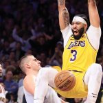 Anthony Davis pendurado na cesta após enterrada pelo Lakers