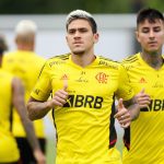 Pedro correndo durante treino do Flamengo