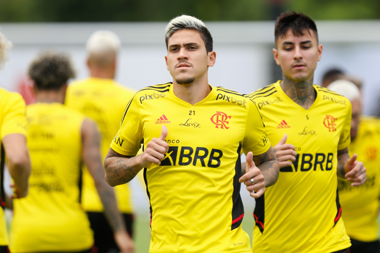 Pedro correndo durante treino do Flamengo