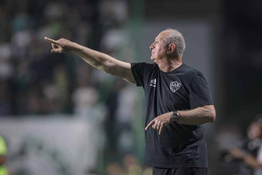 Técnico do Atlético, Felipão passa instruções ao time