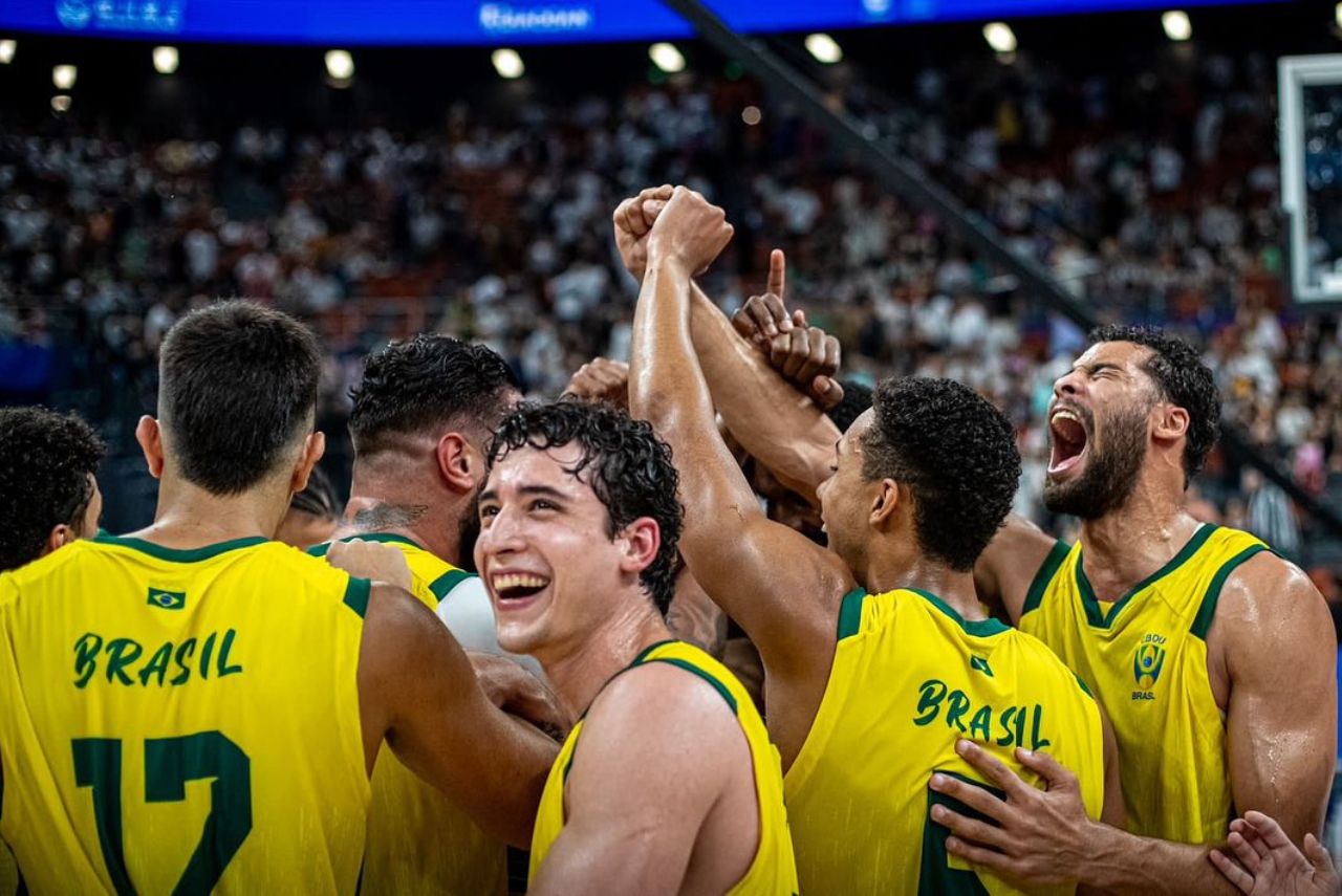 Jogadores do Brasil festejam vitória em cima dos EUA