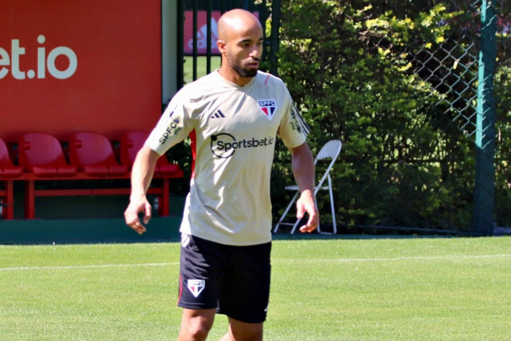 Lucas Moura em treino no CT do São Paulo