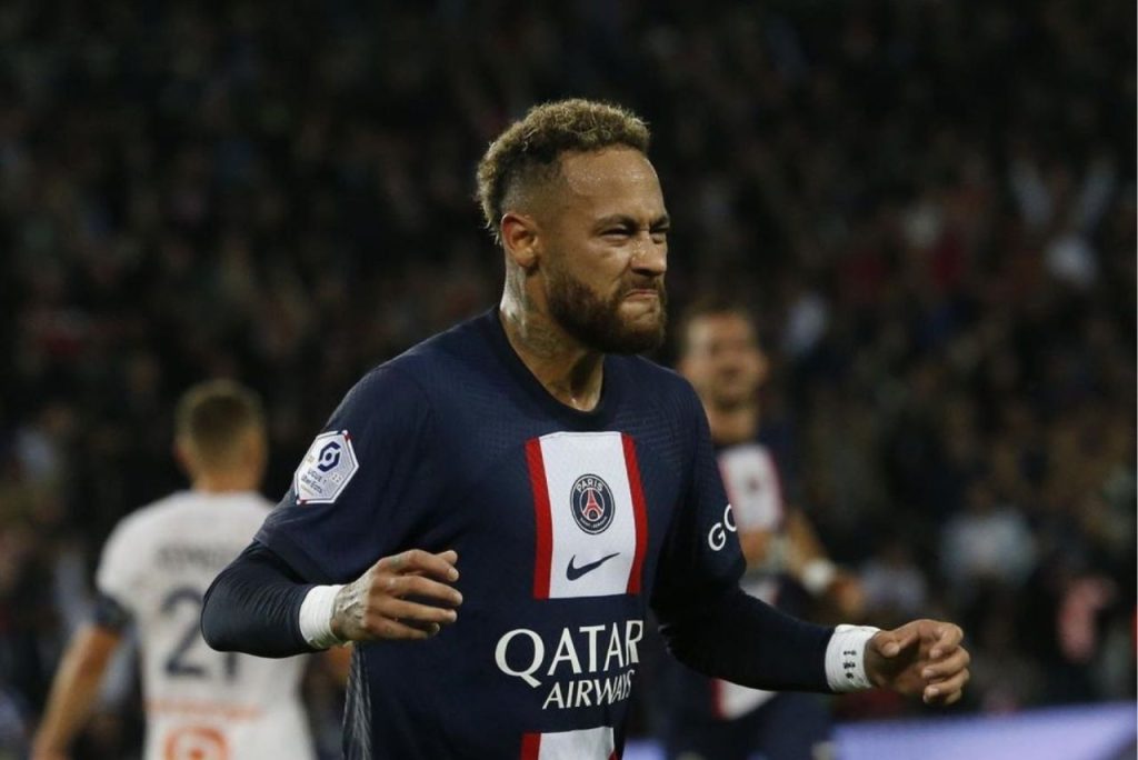 Neymar comemorando gol com a camisa do PSG