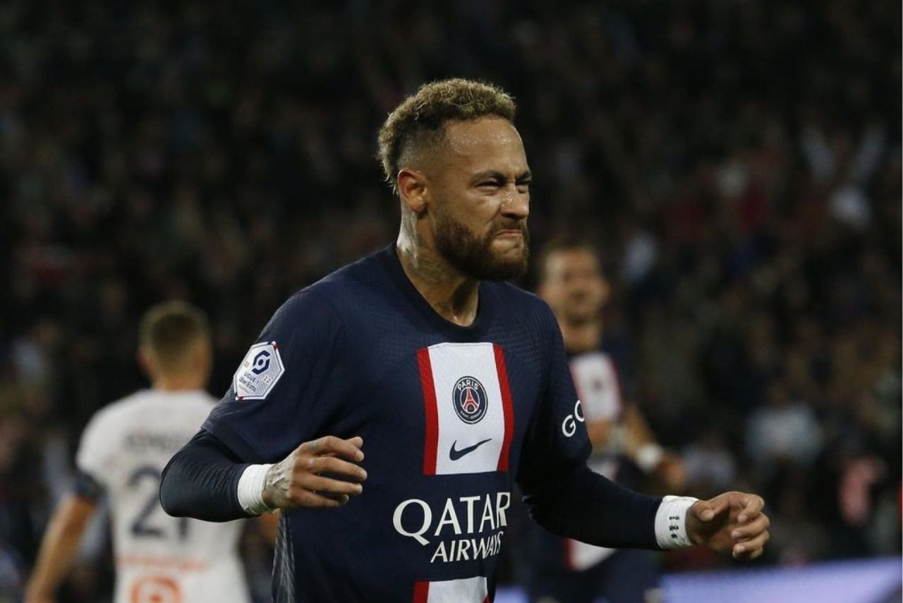 Neymar comemorando gol com a camisa do PSG