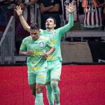 Raphael Veiga comemora gol do Palmeiras ao lado de Arthur