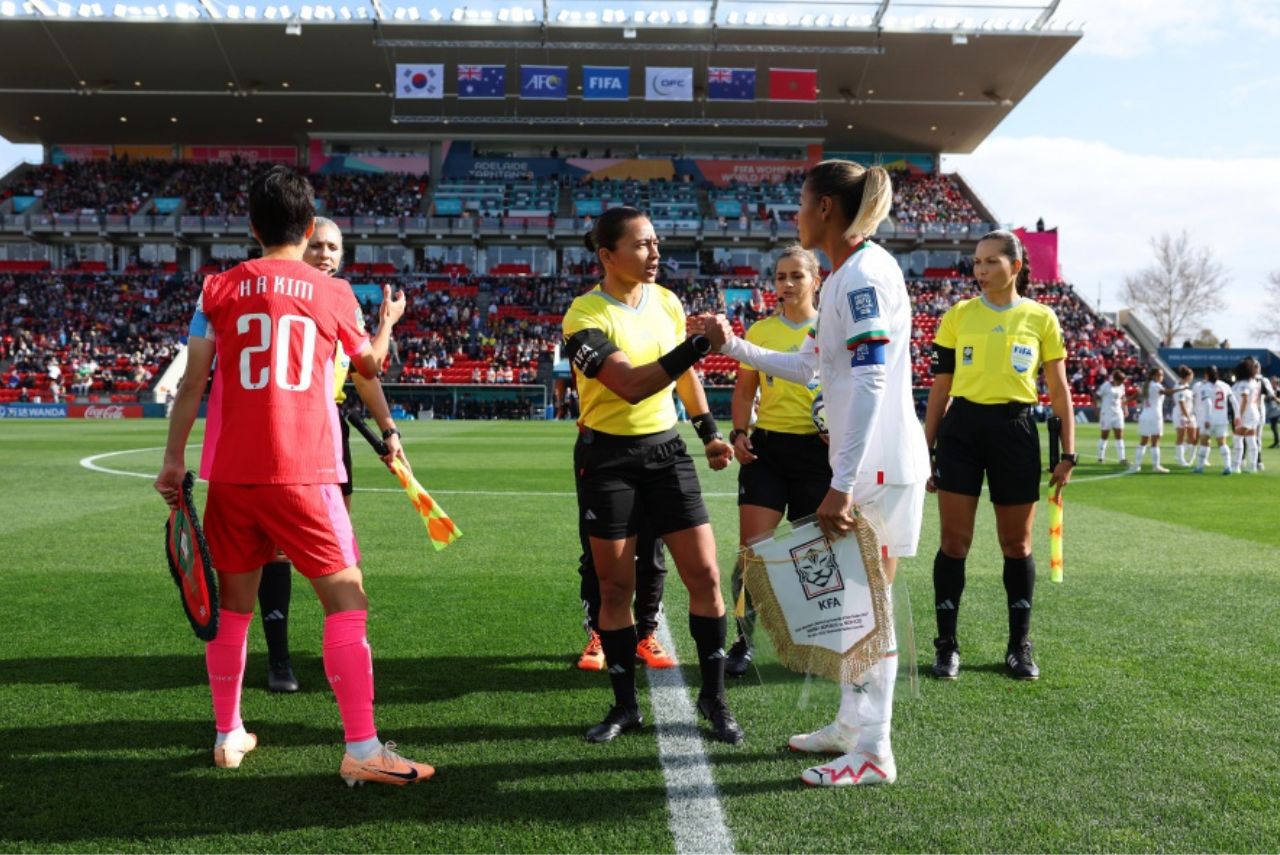 Árbitra Edna Alves cumprimentando jogadoras do Marrocos e da Coreia do Sul na Copa do Mundo Feminina de 2023 Foto: Maddie Meyer/FIFA