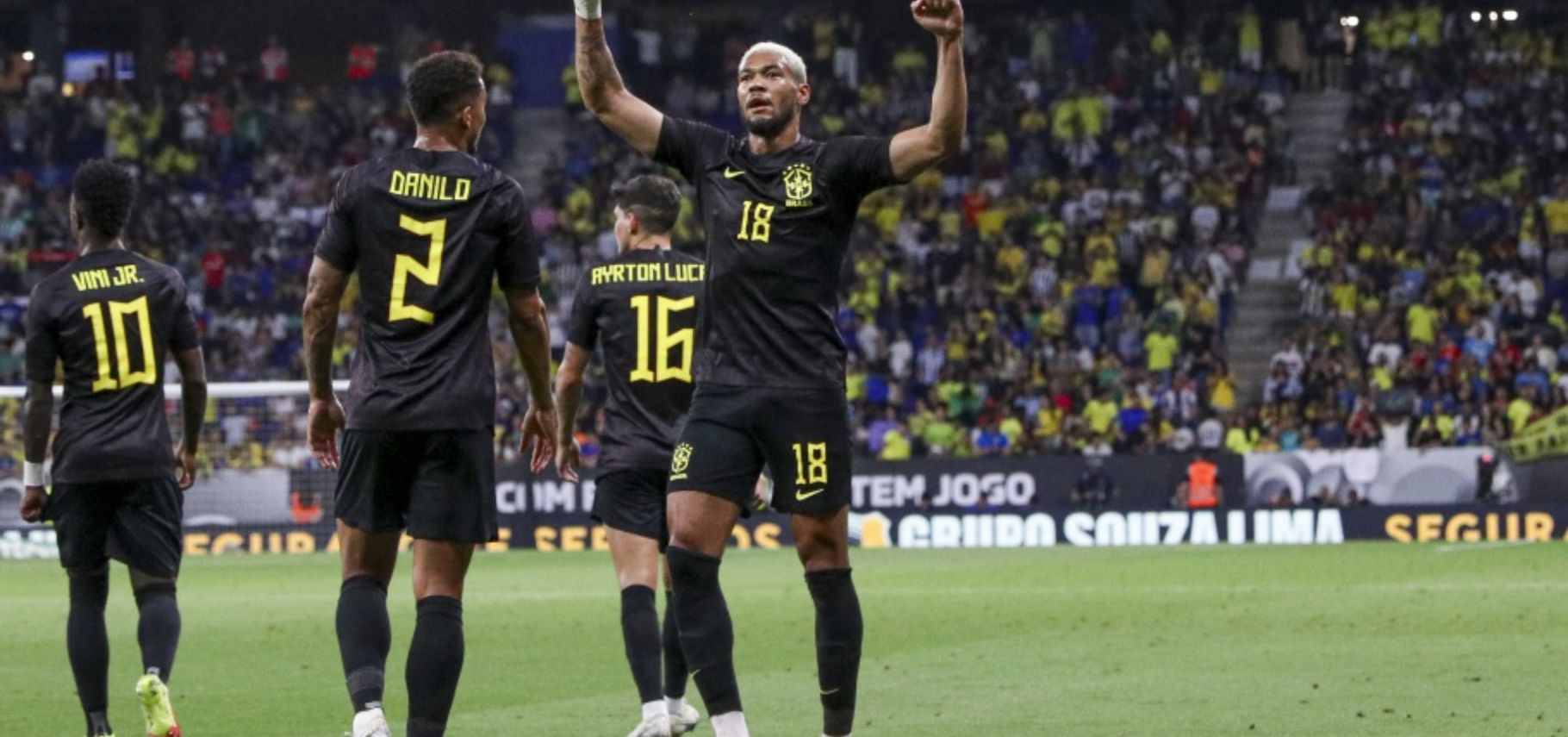 jogador Joelinton comemora primeiro gol pela seleção brasileira, com a camisa em ação contra o racismo. Brasil já tem data marcada para as Eliminatórias da Copa do Mundo de 2026 Foto: Joilson Marconne/CBF