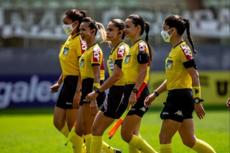 <p>Pela primeira vez, partida entre times do futebol masculino brasileiro terá equipe de arbitragem inteiramente feminina Foto: CBF/Divulgação</p>
