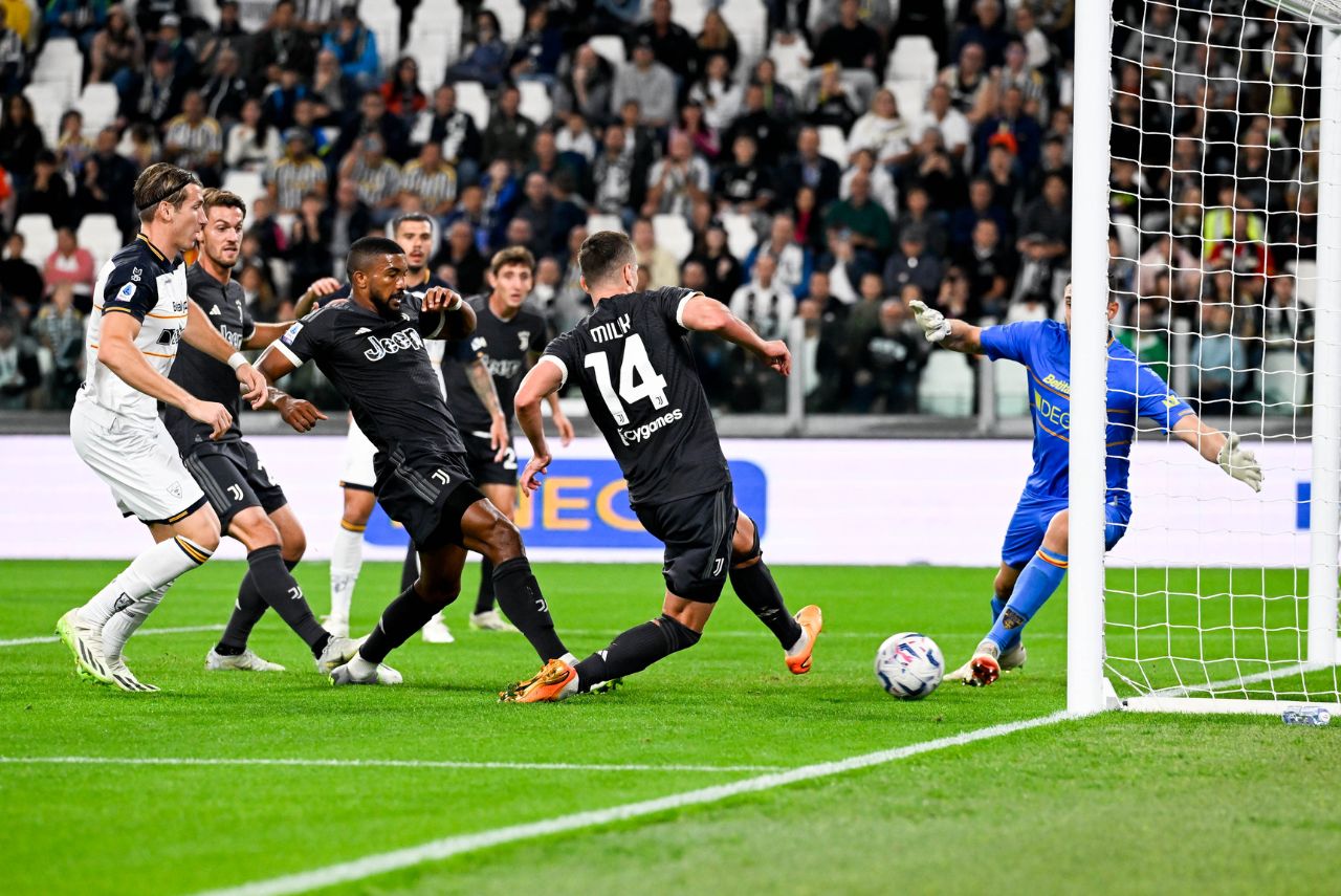 Milik marcando o único gol da Juventus na partida