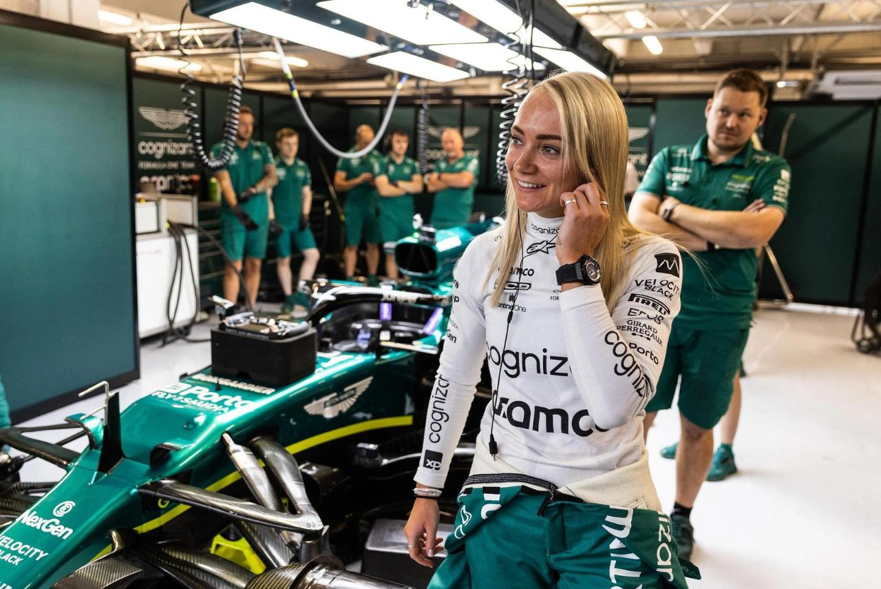 Jessica Hawkins em teste de estreia na Fórmula 1 com a Aston Martin Foto: Aston Martin/Divulgação