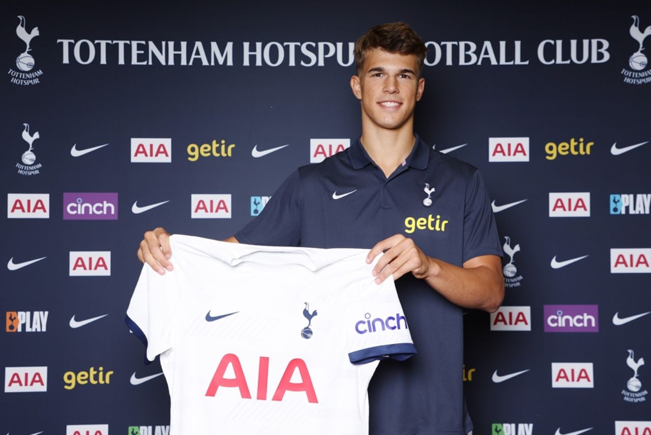 Jovem zagueiro com a camisa do Tottenham