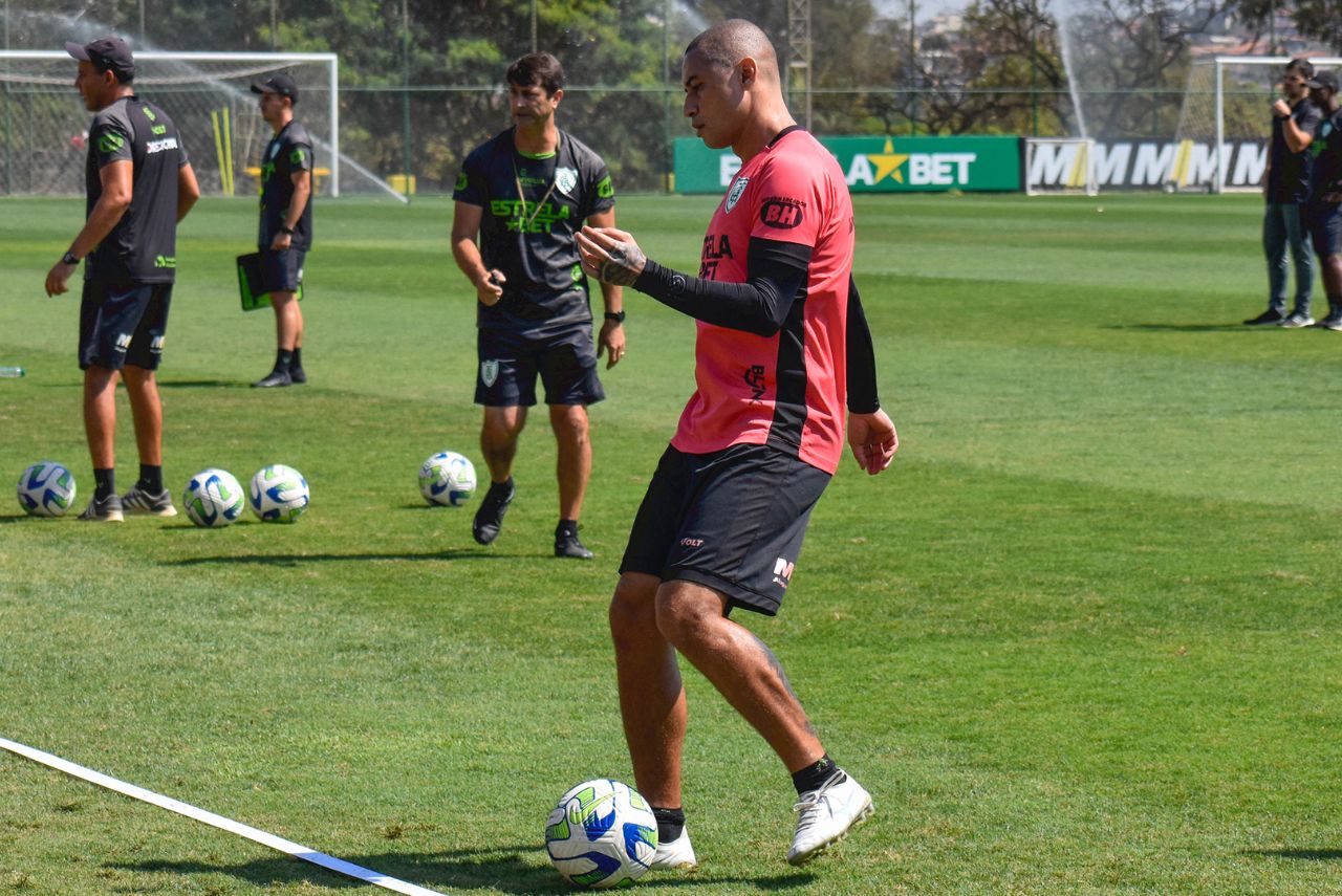 Experiente atacante do América-MG de volta aos treinos