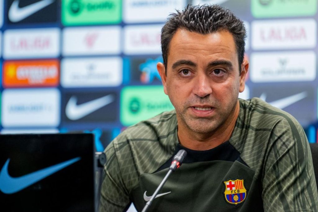Xavi durante coletiva do Barcelona