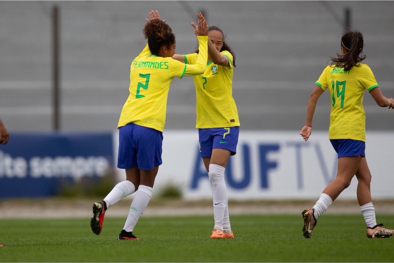 Jogadoras do Brasil comemoram grande atuação contra o Peru