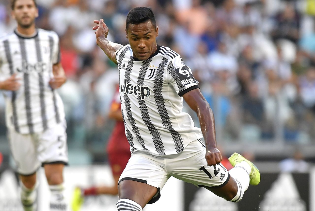 Alex Sandro em campo pela Juventus