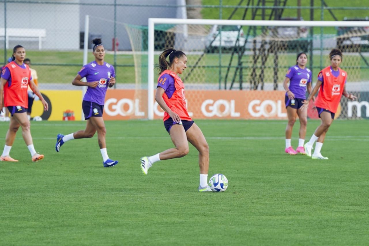 Arthur Elias comanda o primeiro treino com bola da Seleção Feminina Principal Créditos: Fabio Souza/CBF