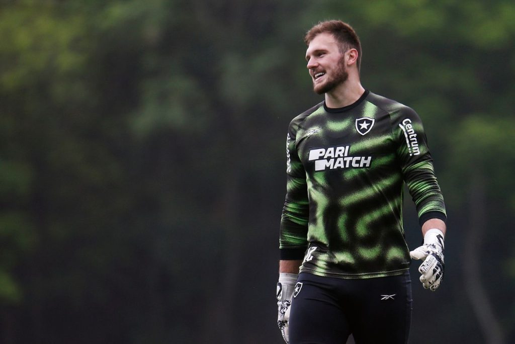 Goleiro do Botafogo volta aos treinamentos