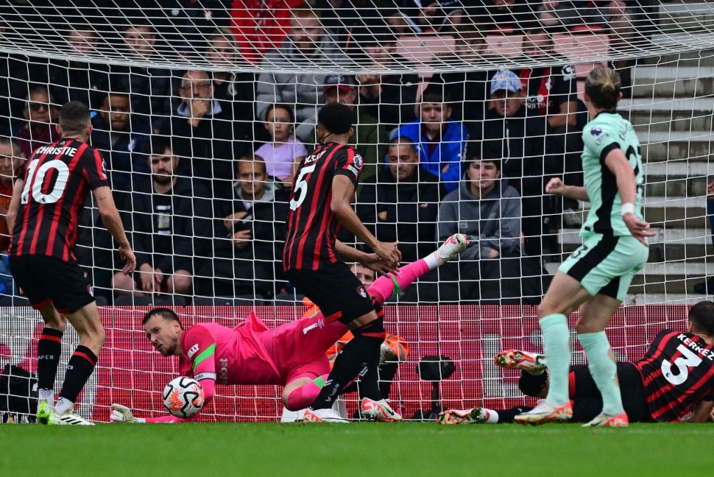 Tudo igual no duelo entre Chelsea e Bournemouth deste domingo (Foto: Premier League/Twitter)