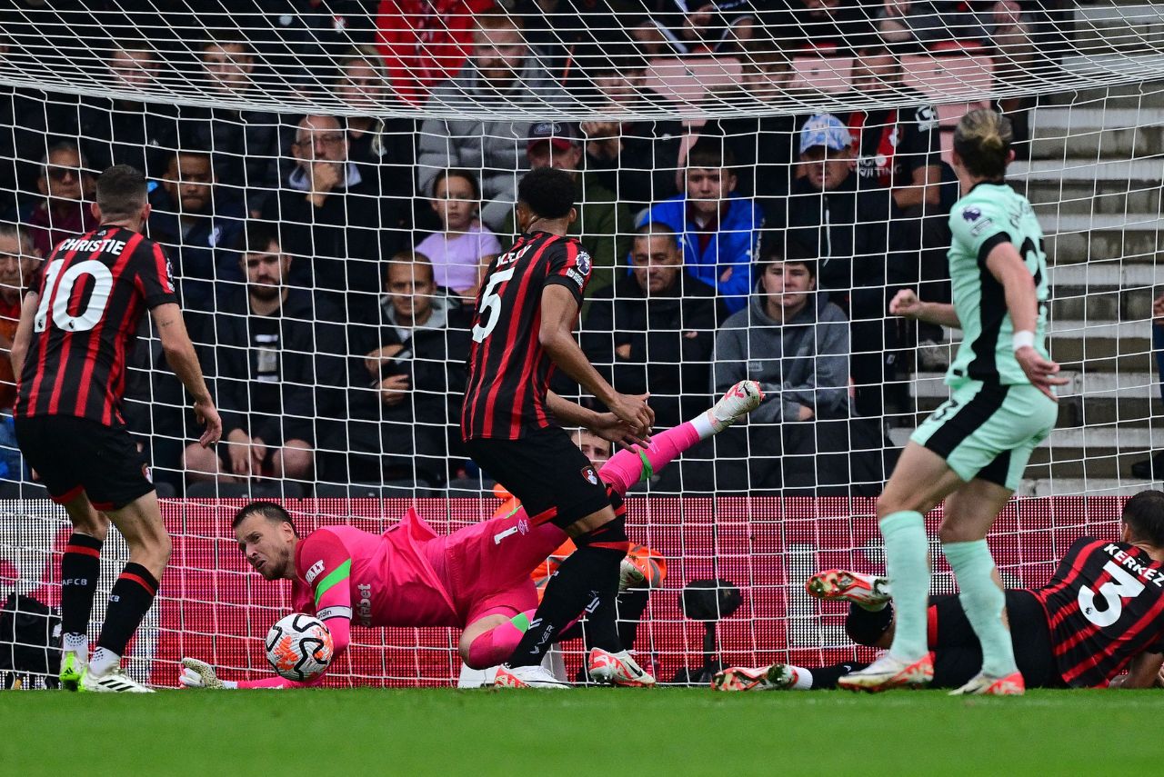 Tudo igual no duelo entre Chelsea e Bournemouth deste domingo (Foto: Premier League/Twitter)