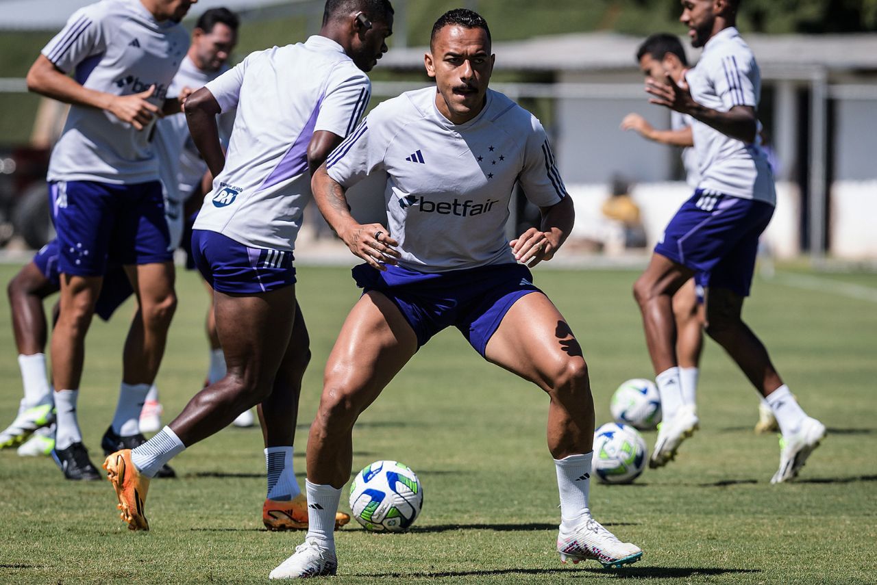 Rafael Elias sofreu lesão no joelho esquerdo (Foto: Gustavo Aleixo/Cruzeiro)