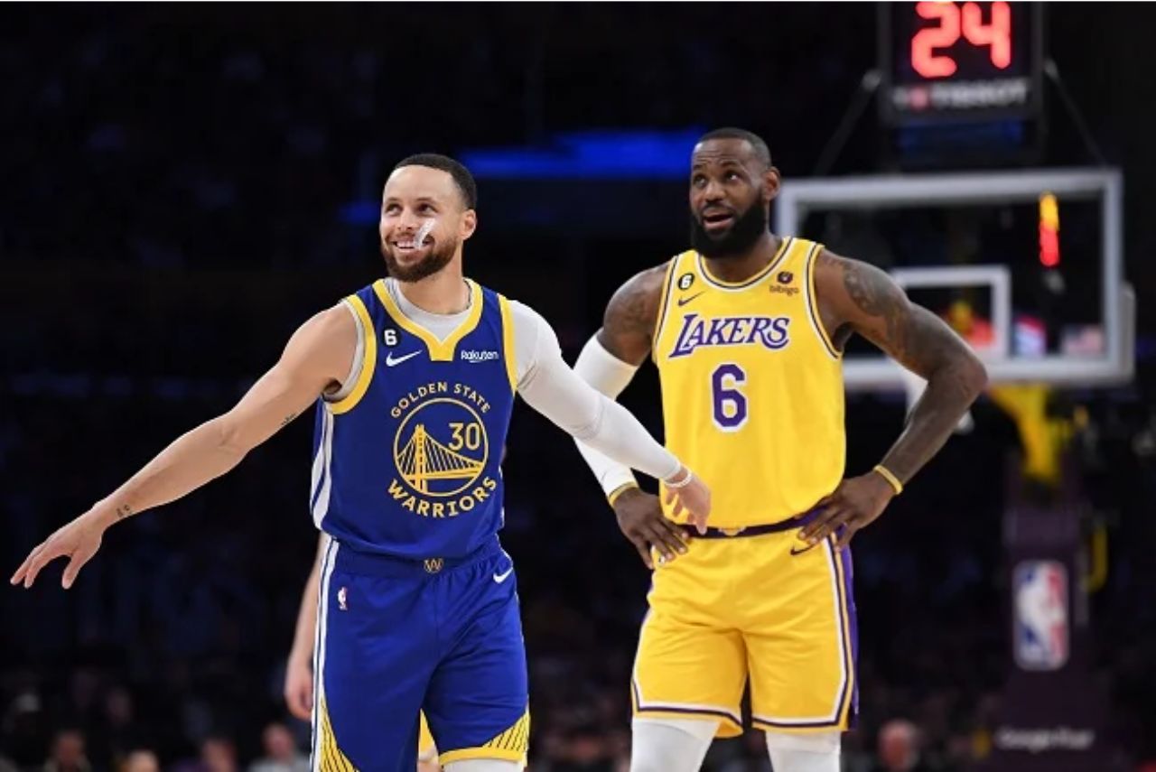 Curry e LeBron em jogo da NBA
