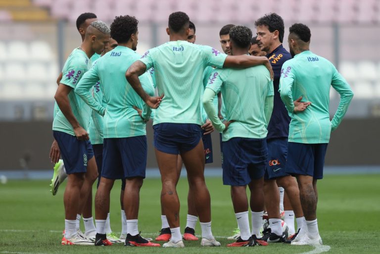 <p>Fernando Diniz conversa com a equipe titular do Brasil durante treino (Foto: Vitor Silva/CBF)</p>
