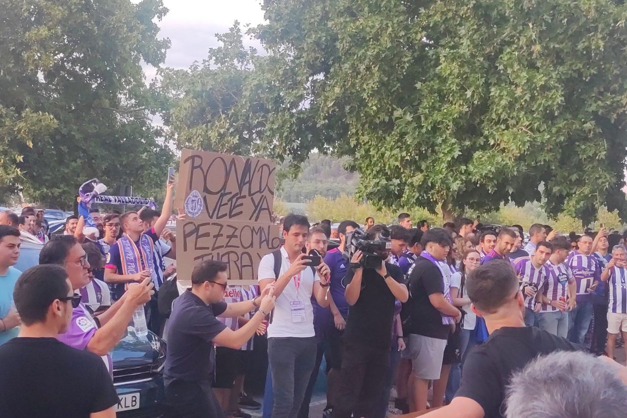 Após empate, torcida do Valladolid protesta contra Ronaldo Foto: Pasión Violeta/Twitter