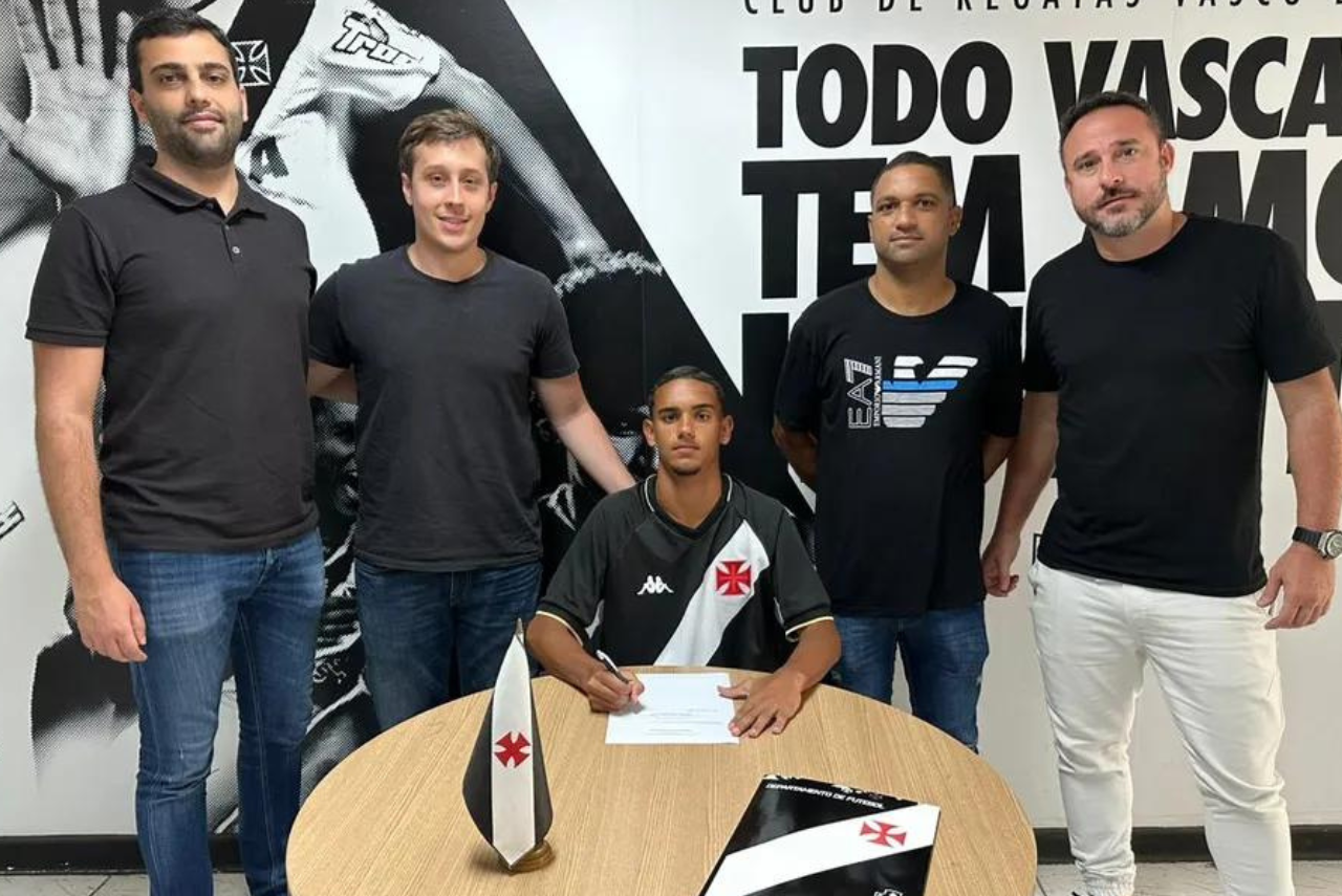 Lateral-direito Breno Vereza, de 16 anos, assinou com o Vasco até 2025 (Foto: Vasco/Divulgação)