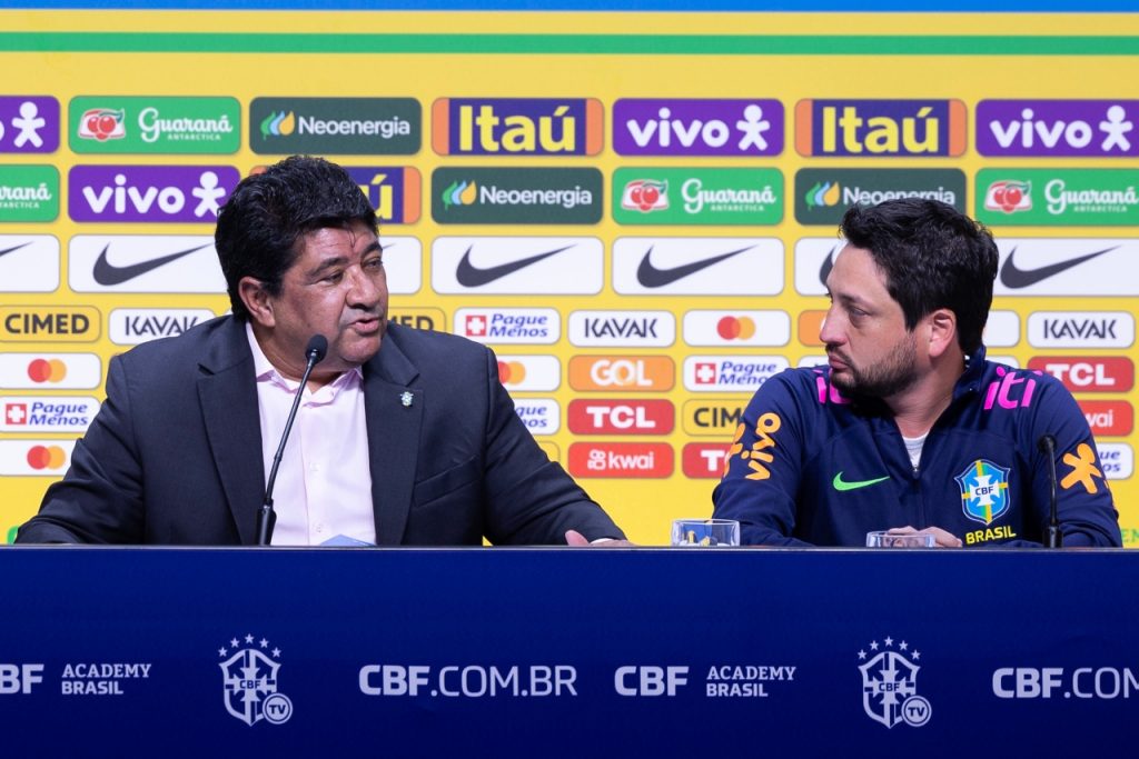 Arthur Elias durante apresentação como novo treinador do Brasil