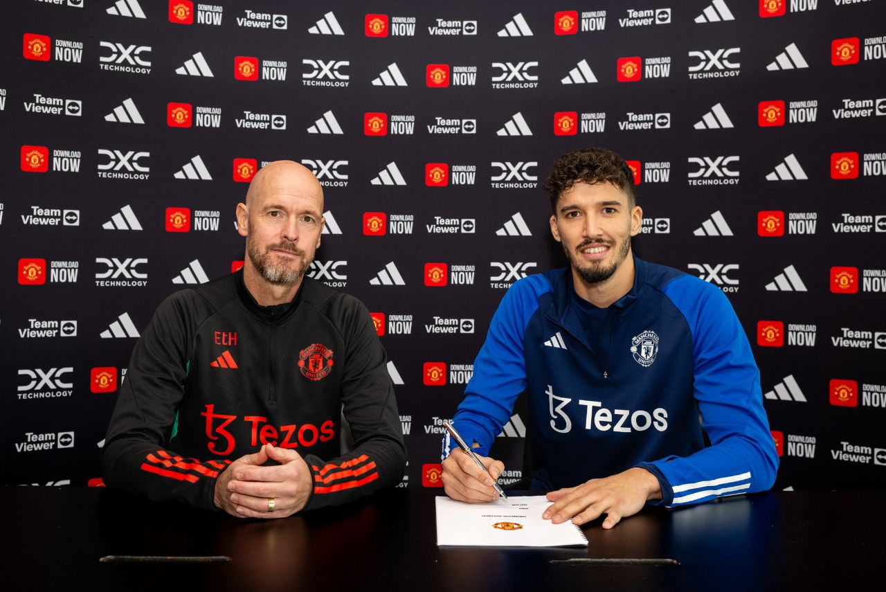 Manchester United anuncia Bayindir