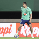 Nino sofreu uma entorse no joelho e precisou deixar o treino da seleção Foto: Nino/Instagram