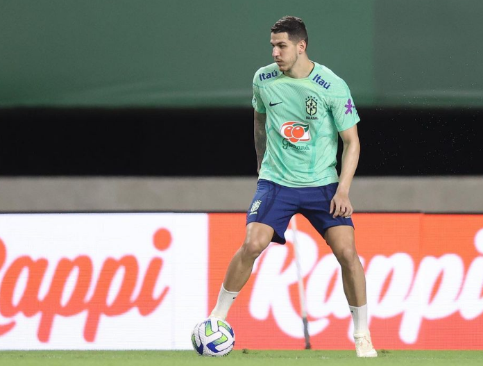 <p>Nino sofreu uma entorse no joelho e precisou deixar o treino da seleção Foto: Nino/Instagram</p>
