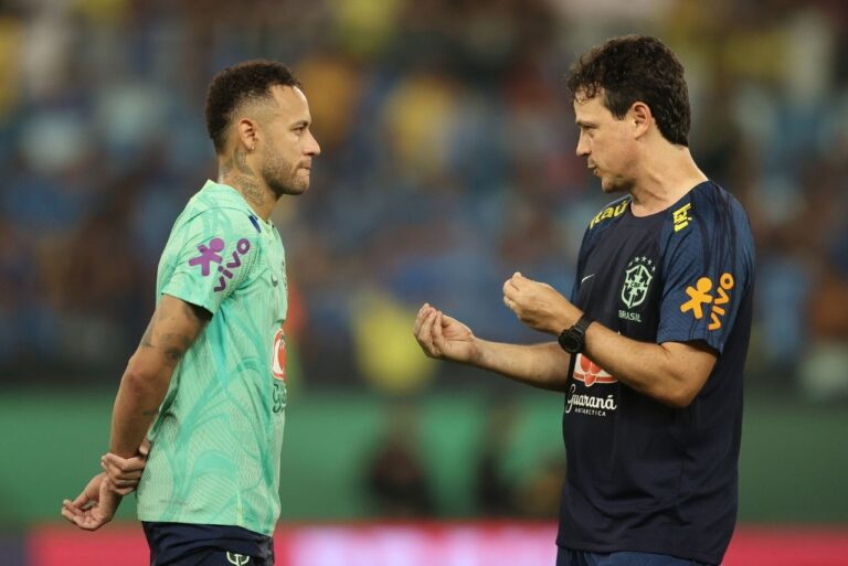 <p>Diniz troca ideia com Neymar durante treino da Seleção Brasileira (Foto: Vitor Silva/CBF)</p>
