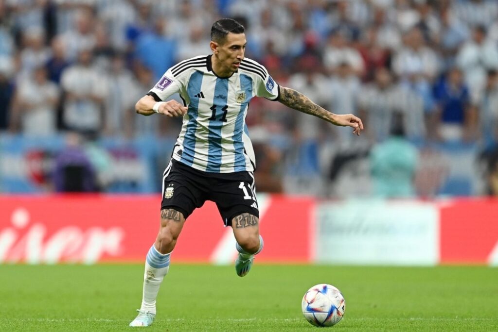 Di María em campo pelo Argentina