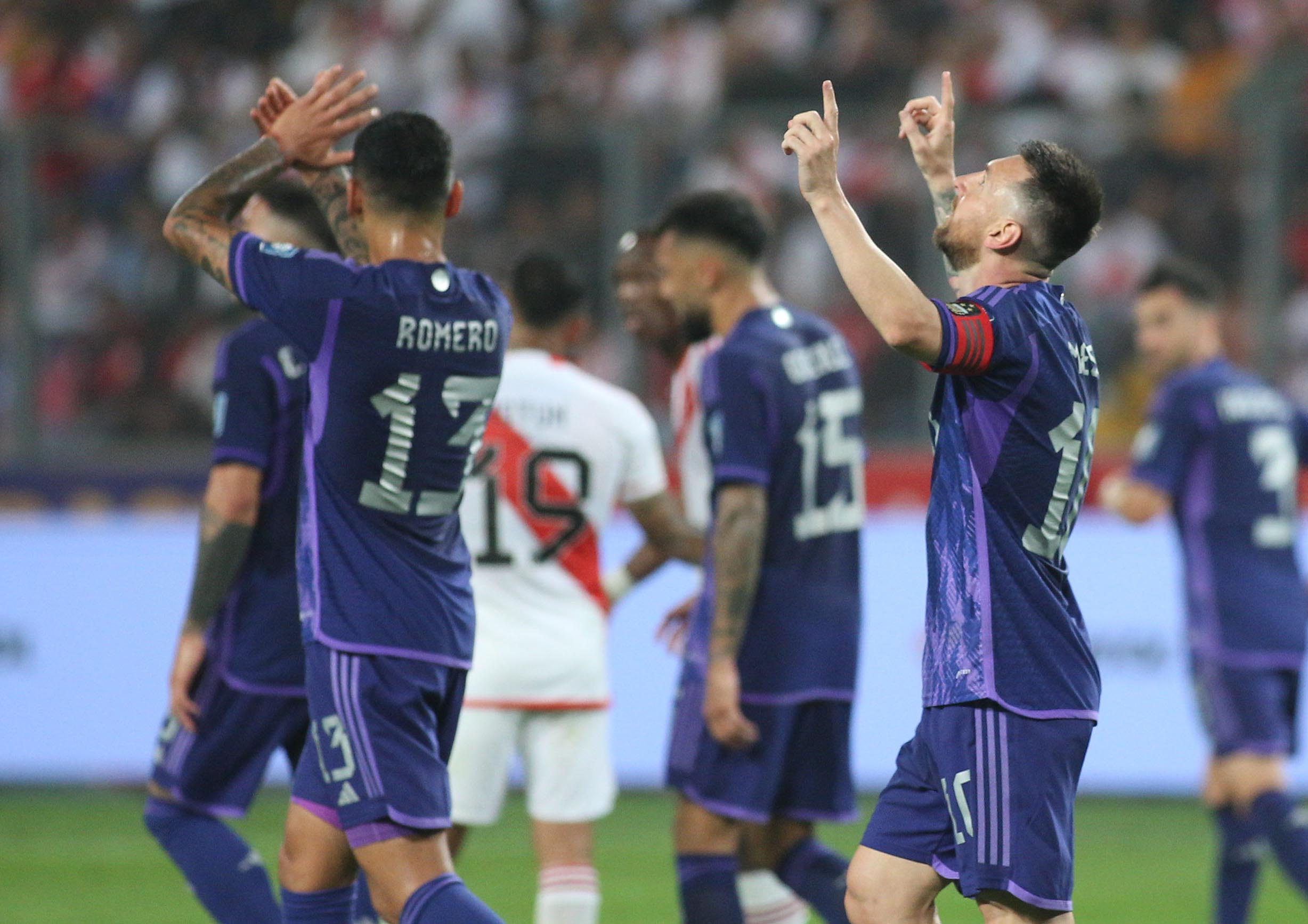 Messi marcou duas vezes e garantiu a vitória da Argentina sobre o Peru nas Eliminatórias Foto: Argentina/X