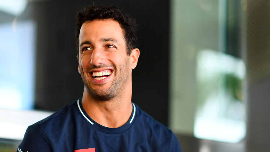 Daniel Ricciardo retorna às corridas após lesão na mão Foto: Alpha Tauri/Divulgação
