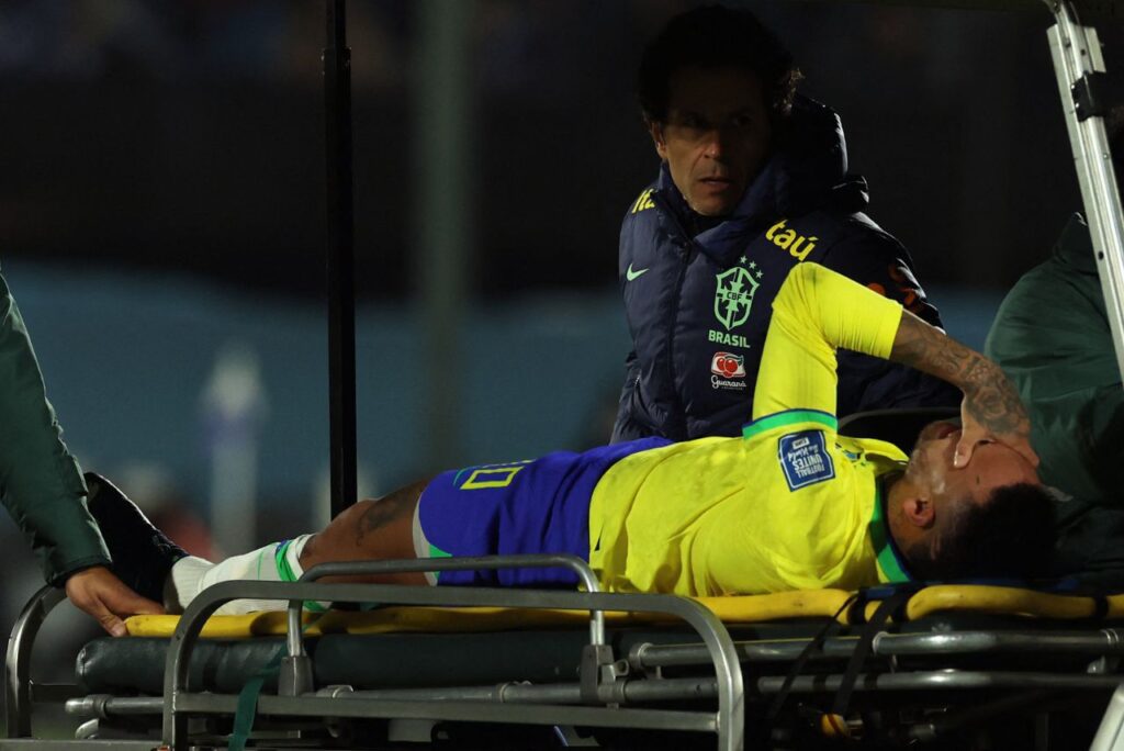 Neymar deixou o campo de maca na partida entre Brasil e Uruguai (Foto: Fábio Porciúncula/AFP)