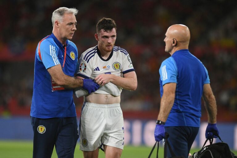 <p>Andrew Robertson passou por cirurgia após deslocar o ombro Foto: Jorge Guerrero / AFP</p>