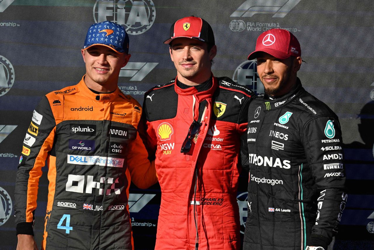 Leclerc ao lado de Lando Norris e Lewis Hamilton