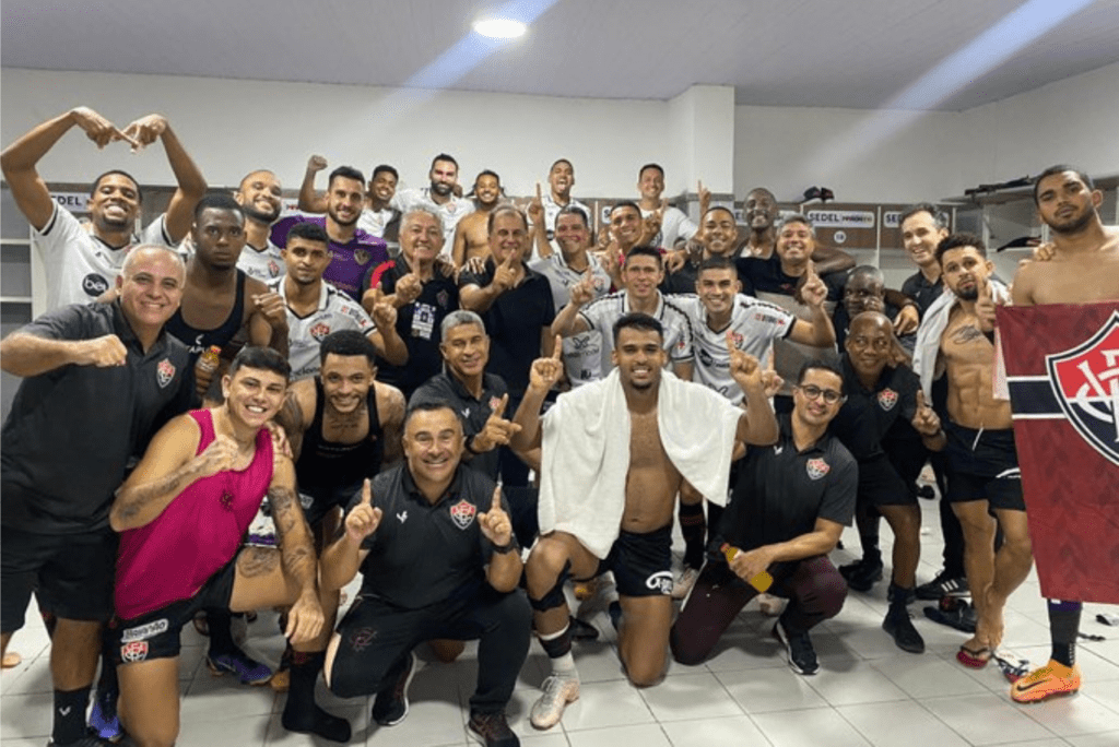 Jogadores do Vitória celebram o acesso no vestiário do Castelão após vencer o Sampaio Correa por 1x0 na Série B