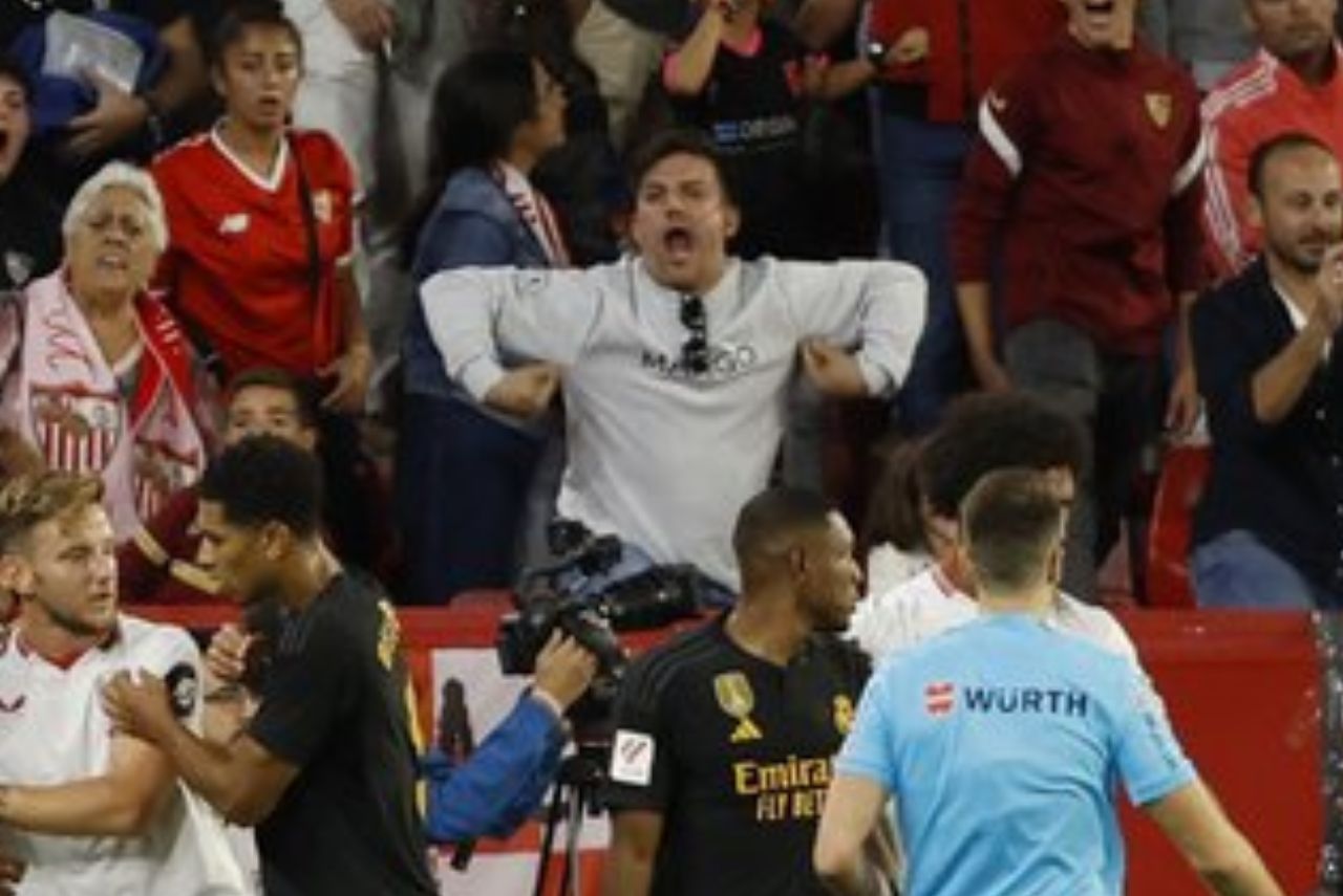 Torcedor do Sevilla imitando macaco em ato de racismo