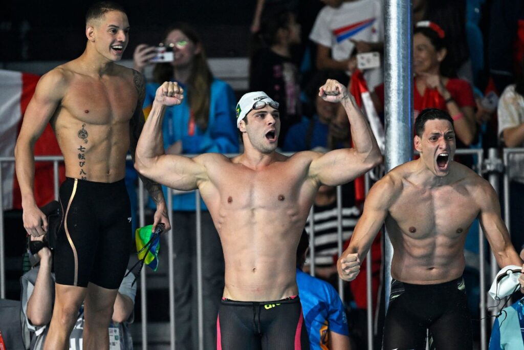Nadadores do Brasil celebram mais um ouro no Pan
