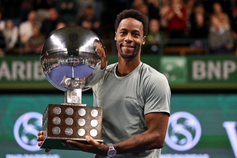 <p>Monfils com o troféu em Estocolmo. Foto: Jonathan Nackstrand / AFP</p>
