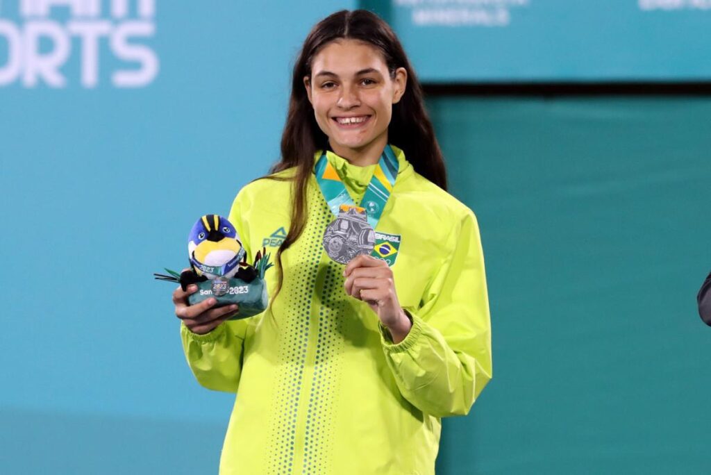 Lutadora Maria Clara Pacheco após conquistar a medalha de prata na categoria até 57kg do Taekwondo.