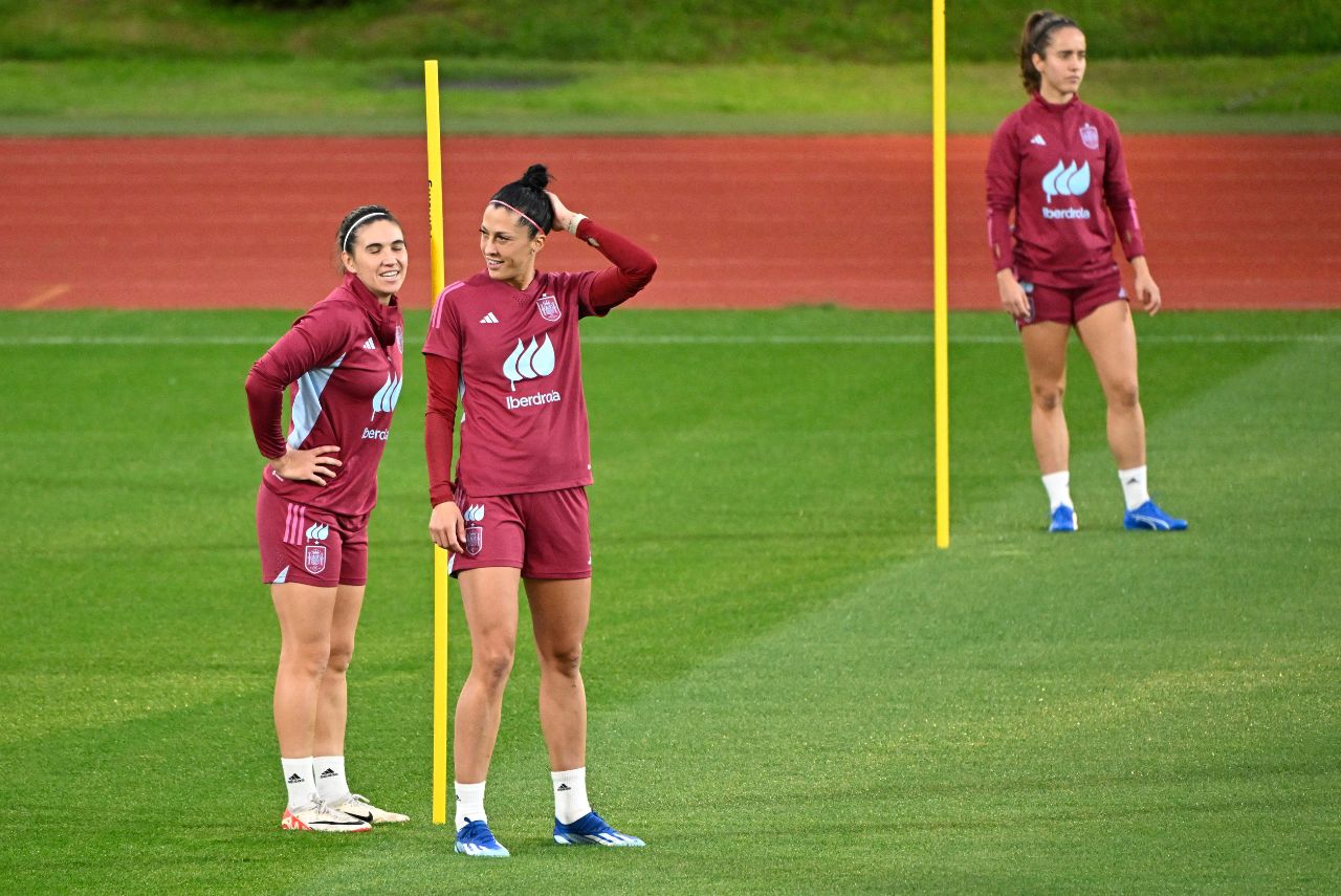 Jenni Hermoso (ao centro) voltou aos treinos com a Seleção Espanhola (Foto: Javier Soriano/AFP)