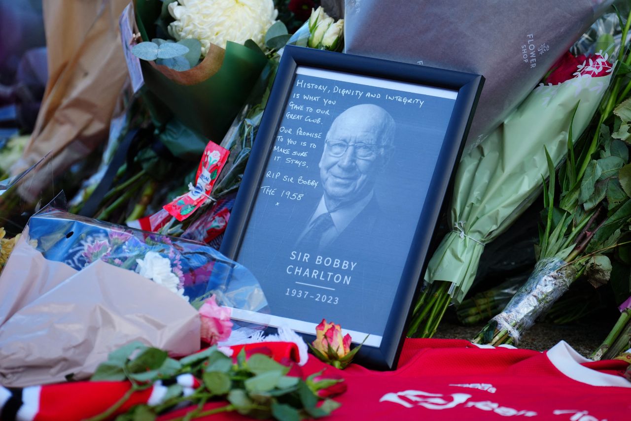 Torcedores do Manchester City ironizaram morte de Bobby Charlton, ídolo do rival United (Foto: Jon Super/AFP)