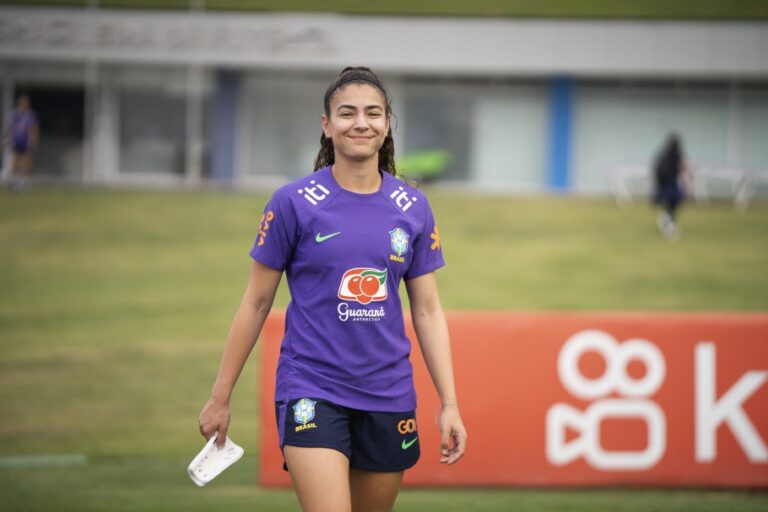 <p>Angelina durante treino da seleção para amistoso contra o Canadá Foto: Fabio Souza/CBF</p>
