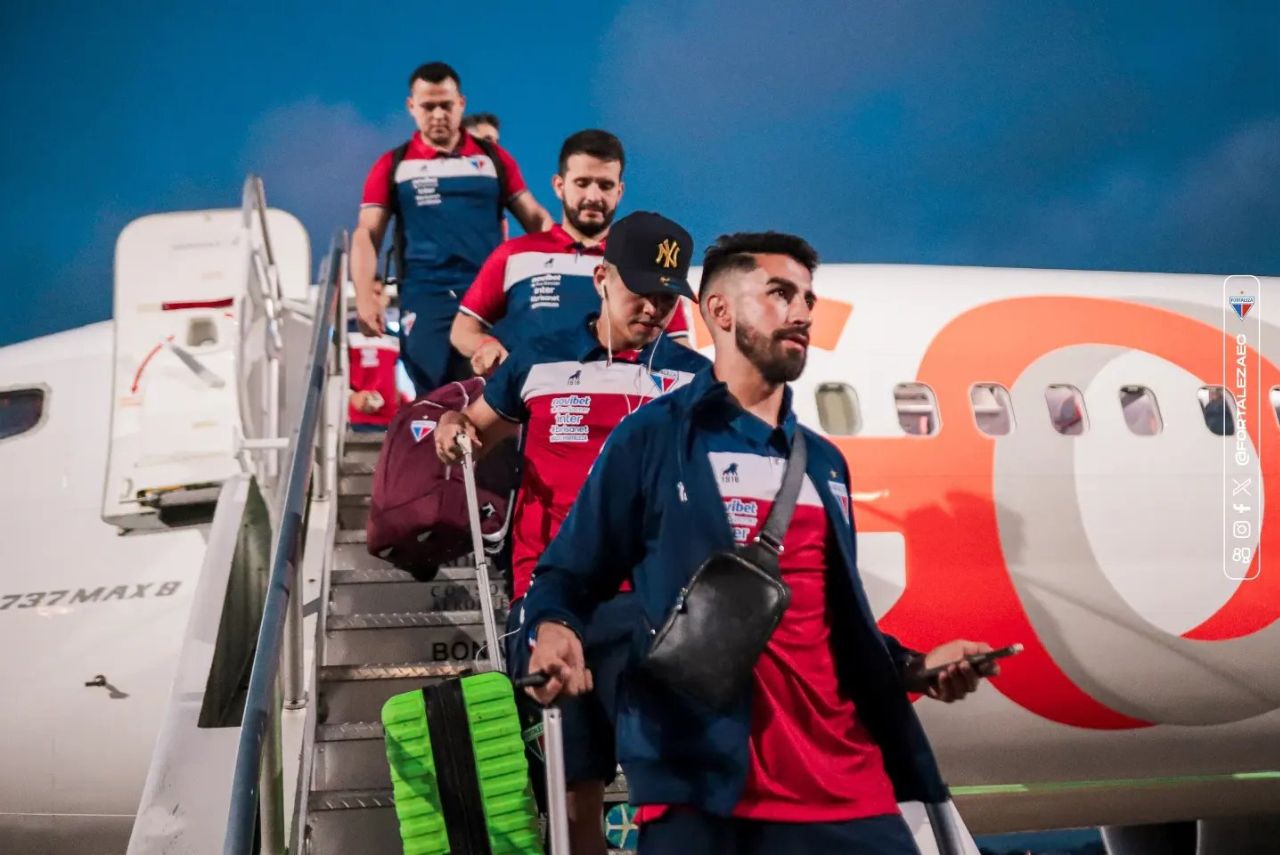 Elenco do Fortaleza chegou ao Uruguai nesta quarta-feira (Foto: Mateus Lotif/FEC)