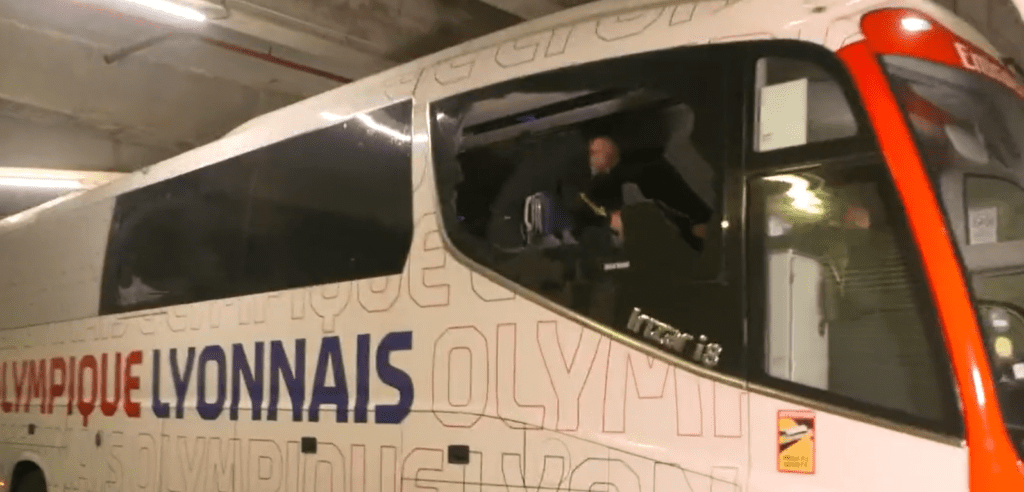 Ônibus do Lyon foi apedrejado antes da partida contra o Olympique de Marselha Foto: Reprodução/Vídeo
